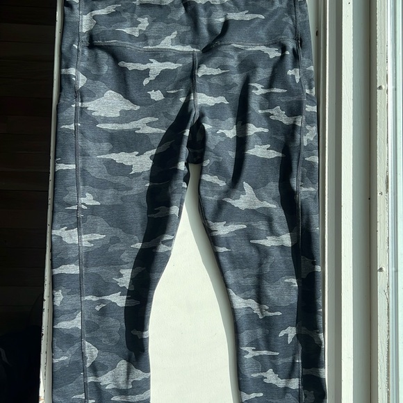 Athleta - Ultimate stash pocket camo 7/8 tight - Picture 1 of 2